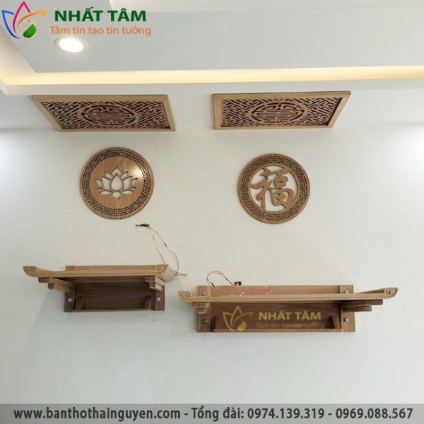 bàn thờ treo tường thờ phật và gia tiên.